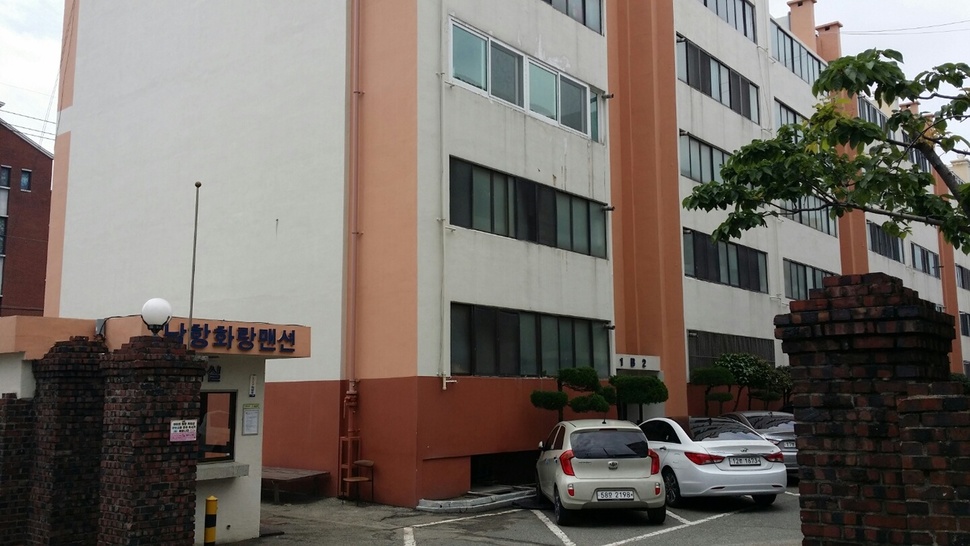 10일 부산 영도구 남항동의 남항화랑맨션. 이곳엔 문재인 대통령의 어머니 강한옥(90)씨가 살고 있다.