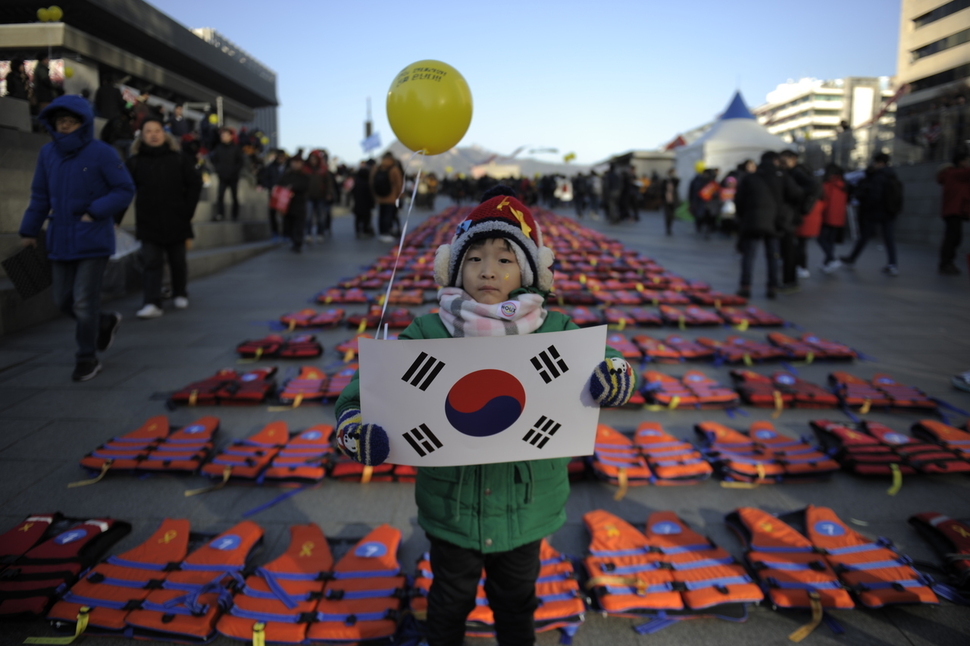 우수상 김현준 ‘태극기를 든 아이’