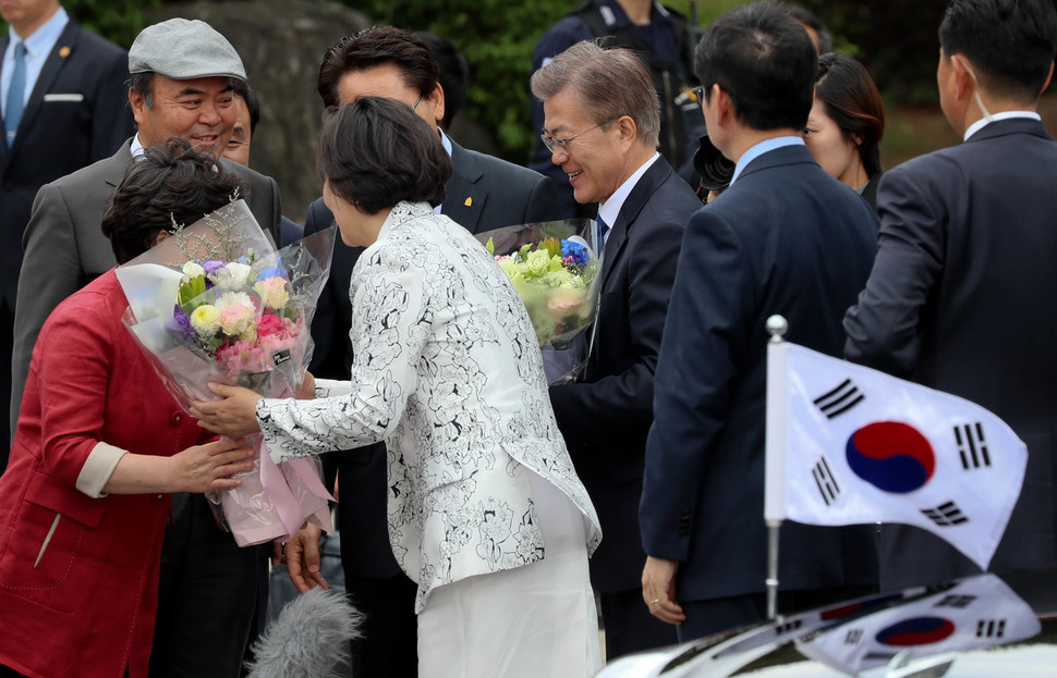 문재인 대통령이 10일 오후 청와대로 들어가기 전 분수대 삼거리에서 환영하는 주민들의 꽃다발을 받고 있다. 김정효 기자 hyopd@hani.co.kr