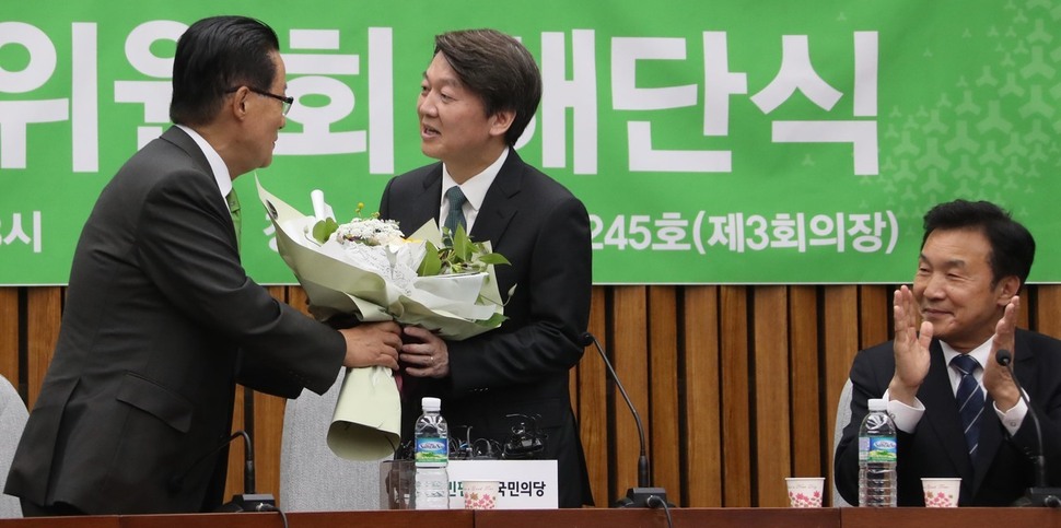 안철수 국민의당 대통령 후보(가운데)가 10일 오후 국회에서 열린 중앙선거대책위원회 해단식에서 박지원 대표(왼쪽)한테서 위로의 꽃다발을 받고 있다. 박 대표는 이 자리에서 대선 패배의 책임을 지고 대표직 사퇴 의사를 밝혔다. 오른쪽은 손학규 공동상임선대위원장. 이정우 선임기자 woo@hani.co.kr
