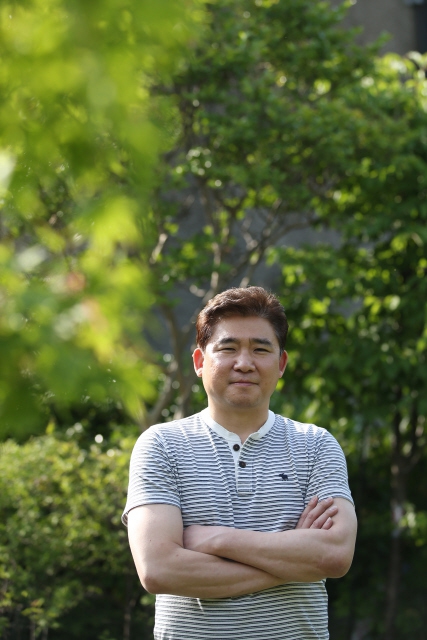 2016~2017 프로농구 통합우승의 주인공인 김승기 안양 케이지시(KGC)인삼공사 감독이 10일 오후 서울 마포구 공덕동 한겨레신문사에서 포즈를 잡고 있다. 신소영 기자 viator@hani.co.kr