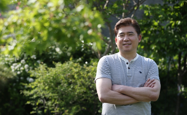 2016~2017 프로농구 통합우승의 주인공인 김승기 안양 케이지시(KGC)인삼공사 감독이 10일 오후 서울 마포구 공덕동 한겨레신문사에서 포즈를 잡고 있다. 신소영 기자 viator@hani.co.kr