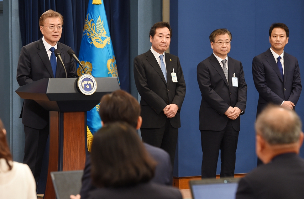 문재인 대통령이 10일 청와대 춘추관에서 국무총리와 국정원장, 대통령 비서실장 인선을 발표하고 있다. 청와대사진기자단