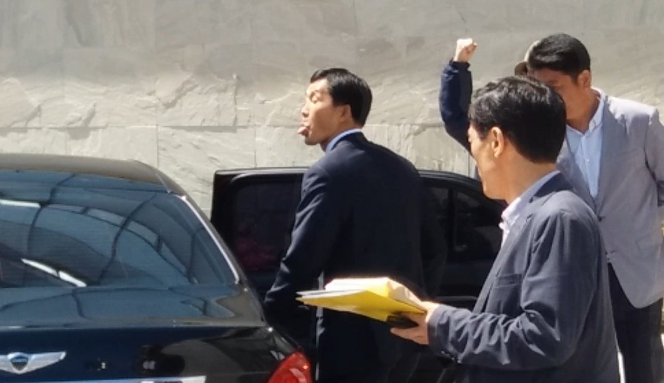 송재우 <춘천문화방송> 사장이 26일 점심께 파업에 돌입한 노조 조합원들을 향해 혀를 내밀어 조롱하는 듯한 모습을 보였다. 전국언론노조 문화방송본부 춘천지부 제공