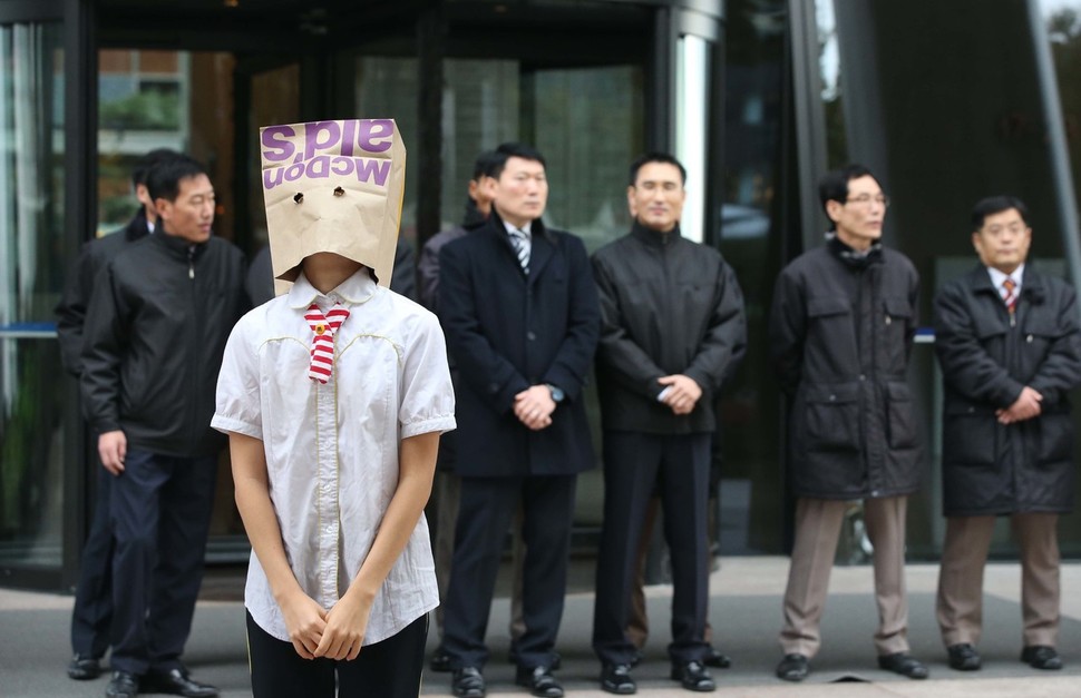 지난해 11월10일 서울 광화문 한국맥도날드 본사 앞에서 국내 첫 맥도날드 노조 출범 기자회견 장면. 초대 노조위원장이 불이익을 받을까봐 맥도날드 포장 용지로 얼굴을 가리고 회견을 진행했다. 김봉규 선임기자 bong9@hani.co.kr