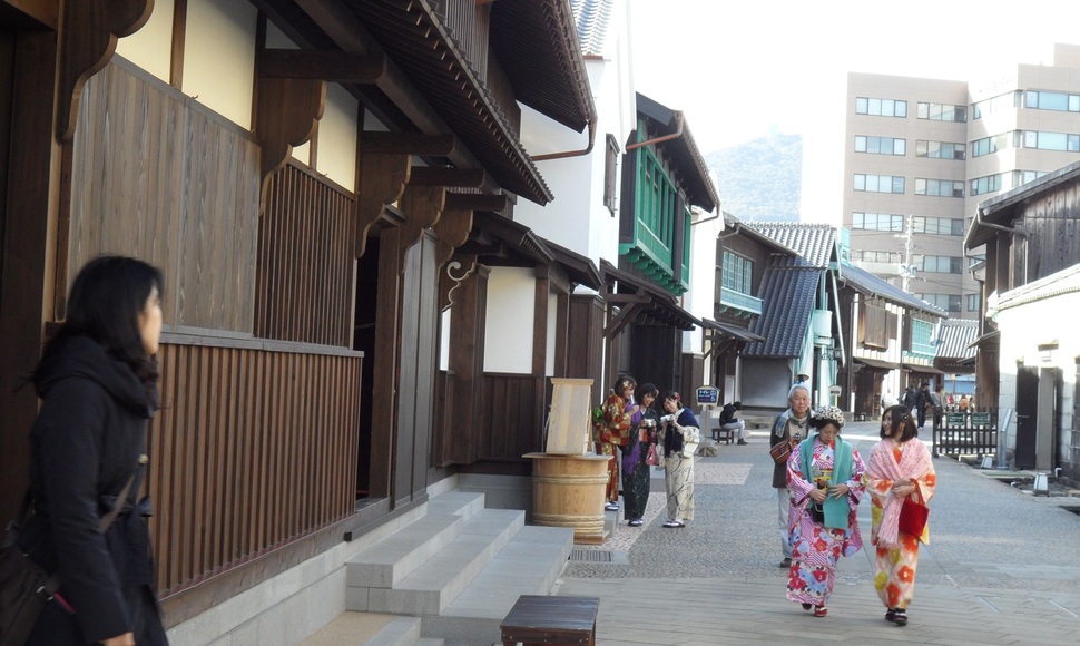 정비된 관광지가 된 데지마. 기모노를 곱게 차려입은 여성들과 사무라이 복장을 한 남자들을 만날 수 있다. 사진 신상웅