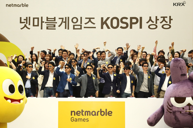 12일 여의도 한국거래소에서 열린 넷마블게임즈 KOSPI 상장기념식에 참석한 방준혁 넷마블게임즈 이사회 의장과 넷마블 임직원들이 상장을 축하하고 있다. 넷마블게임즈 제공