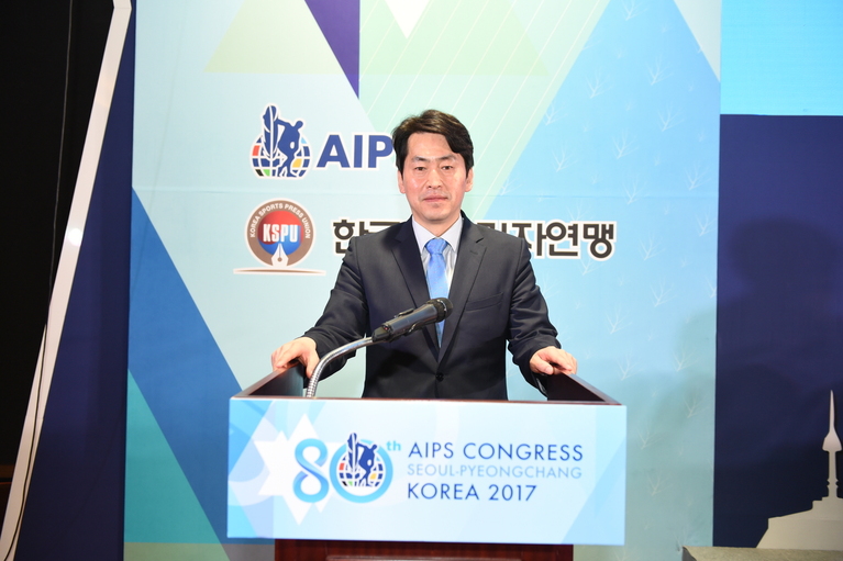 정희돈 한국체육기자연맹 회장이 12일 강원도 평창 알펜시아리조트에서 열린 2017 세계체육기자연맹(AIPS) 총회에서 연설을 하고 있다. 한국체육기자연맹 제공