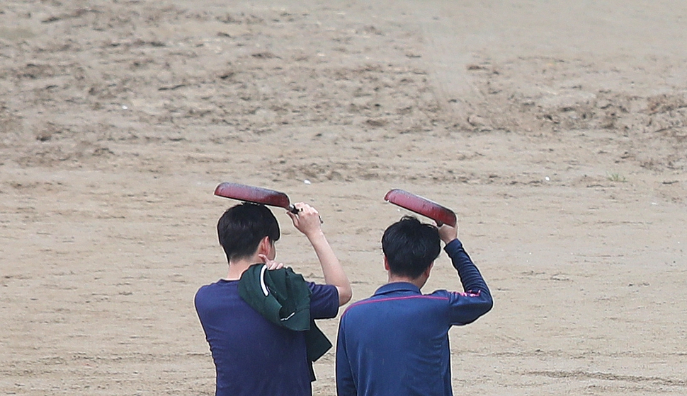 12일 오전 우산 대신 프라이팬을 쓴 학생이 경남 창원시 마산합포구 경남대학교 교정을 지나고 있다. 학생들은 학과 체육대회를 위해 프라이팬을 가져가는 중이었다. 창원/연합뉴스