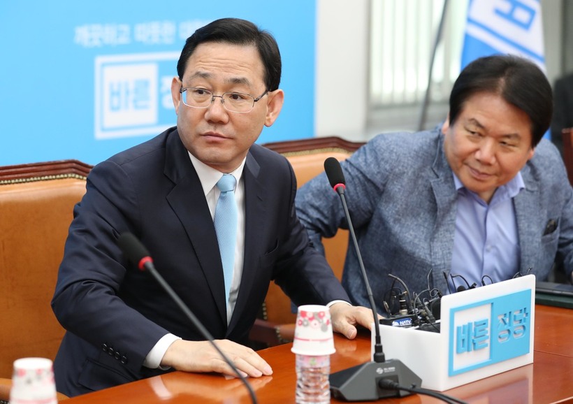 주호영 바른정당 대표 권한대행 겸 원내대표(왼쪽)가 12일 오후 국회에서 국민의당 주승용 원내대표의 `바른정당과의 통합 적극적으로 검토해야 한다'는 주장에 대해 기자간담회를 한 뒤 일어서고 있다. 강창광 기자 chang@hani.co.kr