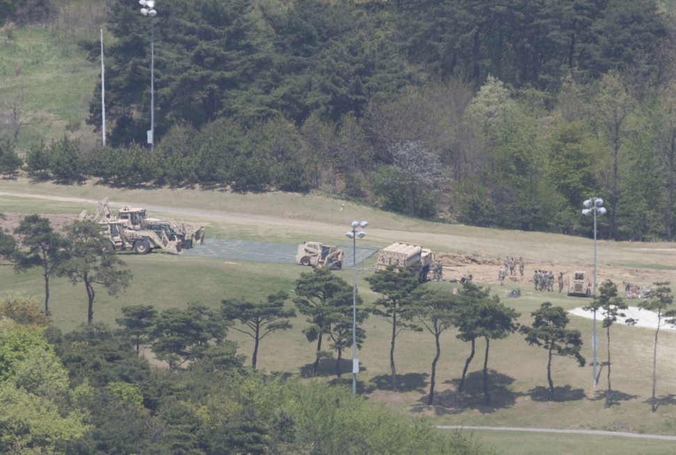 문재인 대통령은 우선 법 절차를 무시한 사드(THAAD·고고도미사일방어)의 추가 배치부터 중단해 미국과 협상할 시간을 벌어야 한다. 이 과정에서 북핵문제 해법에 대한 우리 정부의 명확한 입장을 밝혀 북-미 관계의 새로운 가능성도 열어야 한다. 성주/김성광 기자 flysg2@hani.co.kr