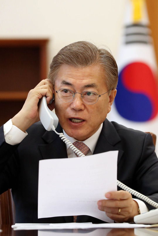 문재인 대통령이 11일 청와대 집무실에서 중국 시진핑 국가주석으로부터 걸려온 대통령 당선 축하 전화를 받고 있다. 청와대 제공