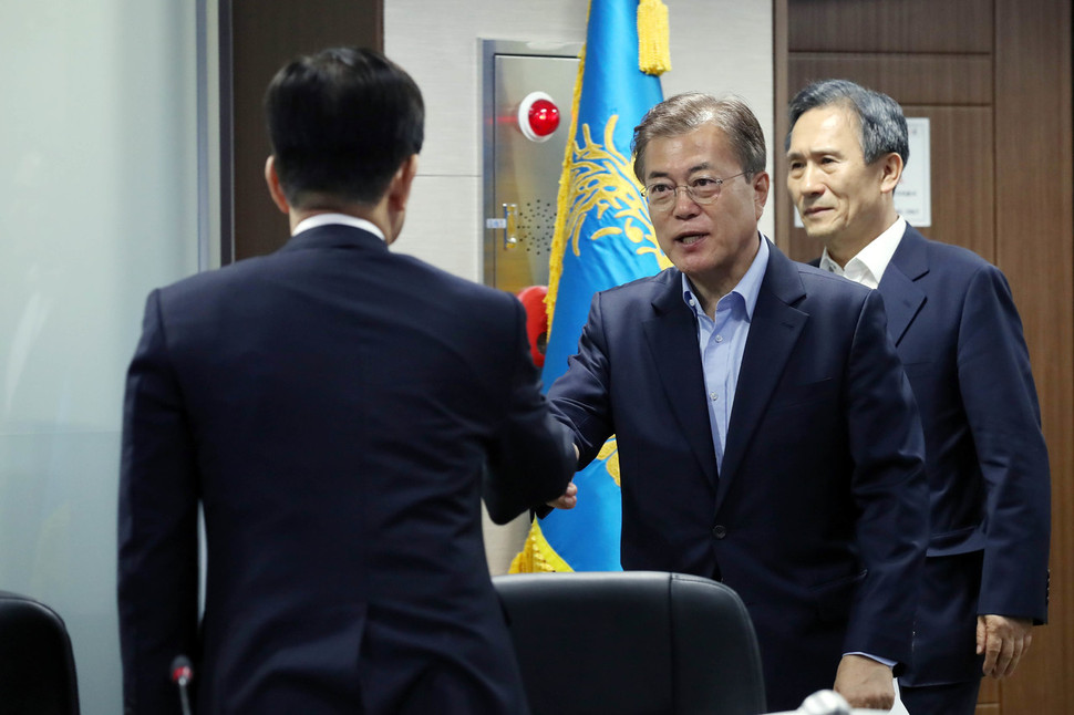 문재인 대통령과 김관진 국가안보실장이 14일 오전 청와대 위기관리상황실에서 열린 북한의 탄도미사일 발사와 관련한 국가안전보장회의에 참석하고 있다. 청와대사진기자단