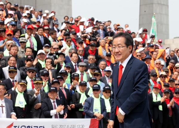 지난 5월 2일 국회 의사당에서 열린 대한민국 안보단체총연합 합동 지지선언에 참석한 홍준표 당시 자유한국당 후보의 모습. 이정우 선임기자 woo@hani.co.kr