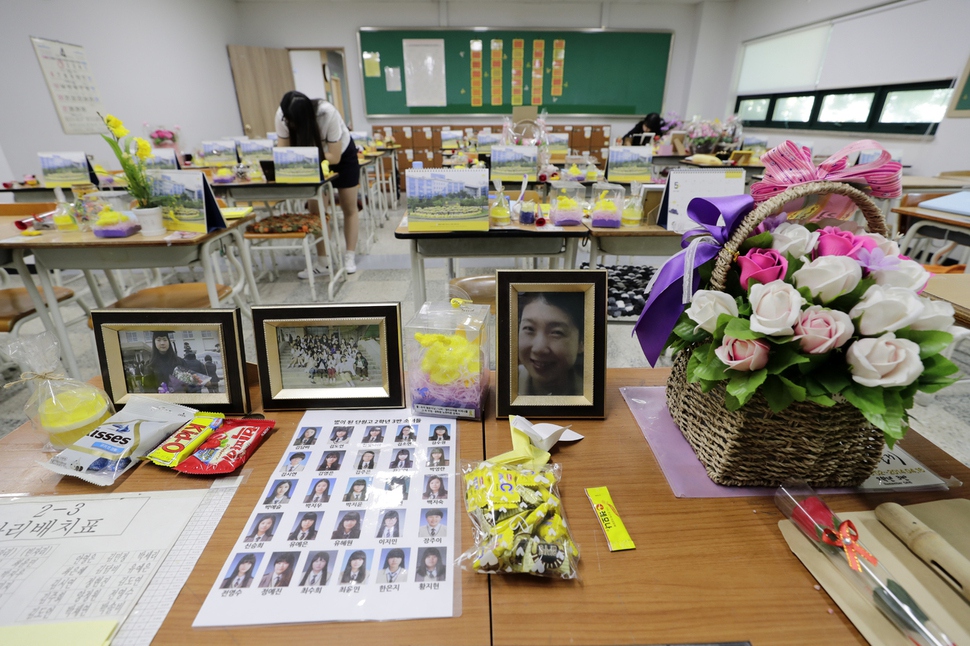 스승의 날인 15일 오후 경기 안산 단원구 고잔동 안산교육지원청 별관에 마련된 ‘기억교실’ 2-3반 김초원 교사의 교단에 꽃과 선물이 놓여 있다. 이날 문재인 대통령은 세월호 참사 희생기간제교사 순직 인정 처리를 지시했다. 안산/김명진 기자 littleprince@hani.co.kr