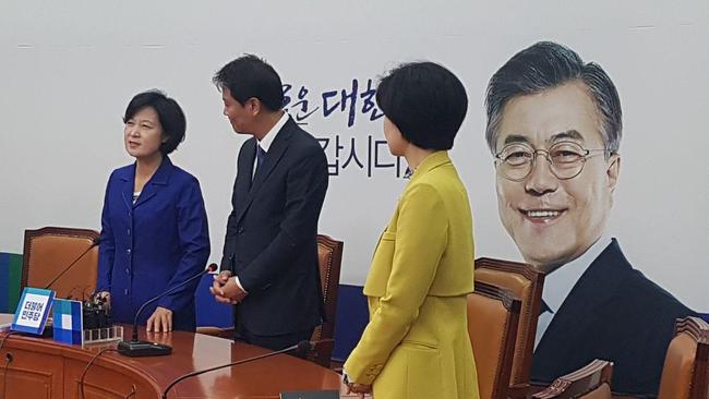 추미애 더불어민주당 대표가 16일 민주당 대표회의실에서 임종석 대통령 비서실장의 예방을 받고 사진촬영을 위해 일어서고 있다. 엄지원 기자 umkija@hani.co.kr