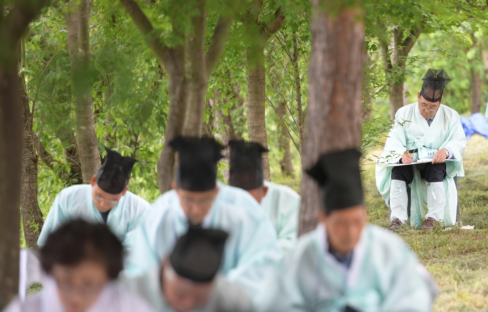 16일 경남 거창군 마리면 영승서원에서 열린 ‘제12회 거창전국한시현장백일장 대회’에서 참가자들이 시를 지으며 고뇌하고 있다. 거창군 제공