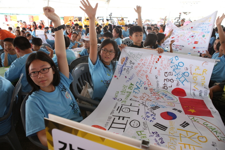 강원도교육청은 오는 27일부터 31일까지 고성 통일전망대 등에서 ‘세계평화교육 페스티벌’을 연다. 지난해 6월 열린 ‘세계시민교육 페스티벌’에 참가한 학생들이 한·중·일 평화와 우애를 희망하는 글귀를 적은 펼침막을 펴보이고 있다. 강원도교육청 제공