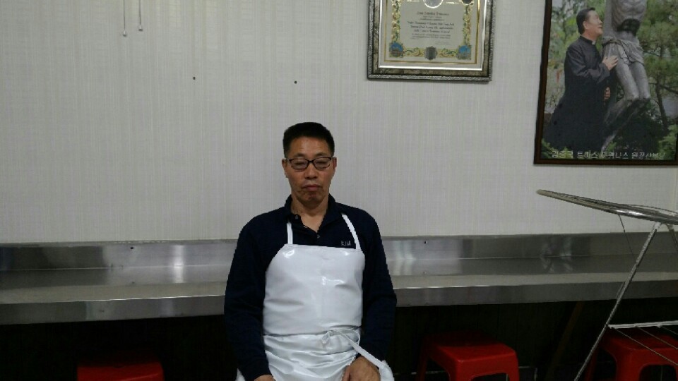 16일 토마스의 집에서 급식봉사를 한 최창복씨. 토마스의 집 제공