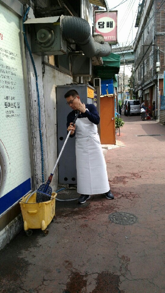 16일 서울 영등포 토마스의 집에서 급식봉사를 한 최창복씨가 마무리 청소를 하고 있다. 토마스의 집 제공