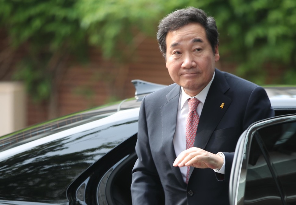 이낙연 국무총리 후보자가 16일 오전 서울 종로구 통의동 금융감독원 연수원에 마련된 국무총리 인사청문회 준비 사무실에 출근하고 있다. 연합뉴스
