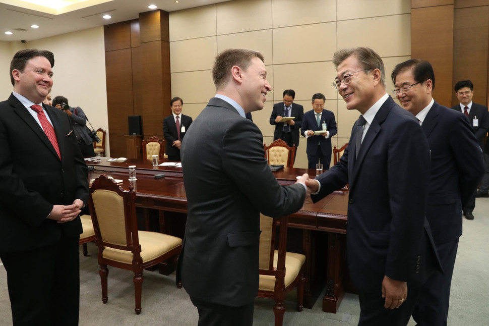 문재인 대통령이 16일 오전 청와대 여민관에서 미국측 특사 매튜 포틴저 백악관 선임행정관을 만났다. 청와대 제공