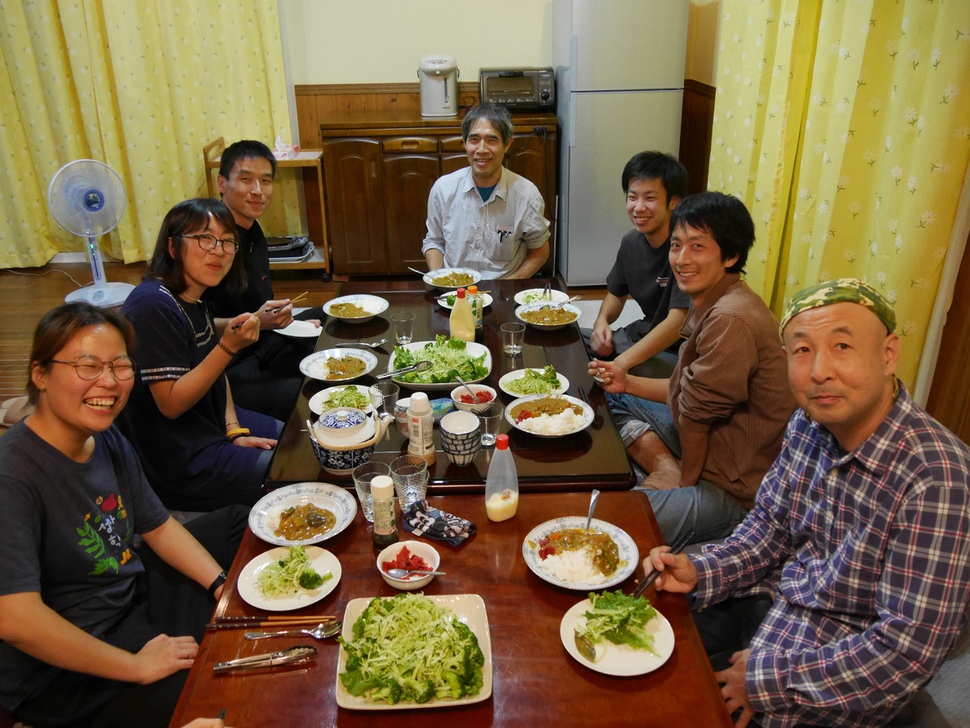 밥상에서도 열린 대화를 잃지 않으며 사이엔즈식 자아탐구를 하는 한·일 유학생들.