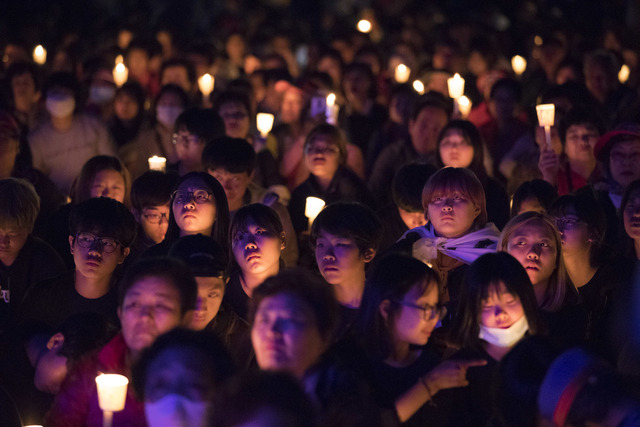 5·18 광주민주화운동 기념일을 하루 앞둔 17일 저녁 광주 동구 금남로에서 전야제가 열려 시민들이 촛불을 든 채로 참여하고 있다. 광주/김성광 기자 flysg2@hani.co.kr