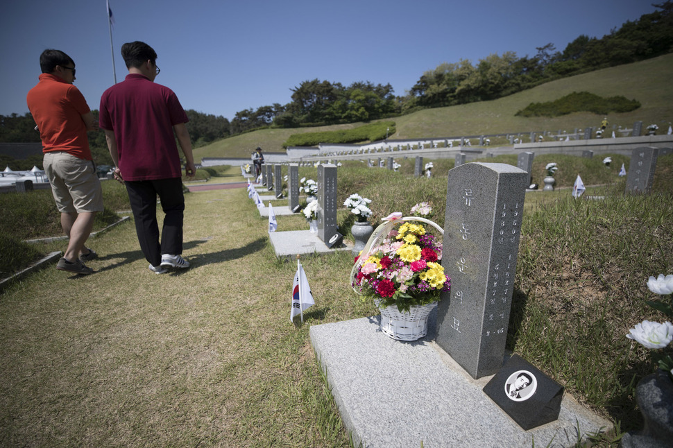 제37돌 5·18 광주민주화운동 기념일을 하루 앞둔 17일 오전 광주 북구 국립5·18민주묘지에 고 류동운씨가 잠들어 있다.  광주/김성광 기자 flysg2@hani.co.kr