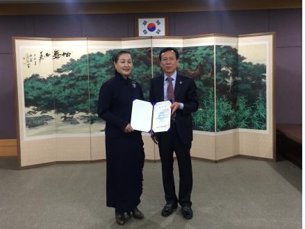 윤성주 인천시립무용단 예술감독이 임명장을 받은 뒤 심우식 인천예술회관장과 기념촬영을 하고 있다.