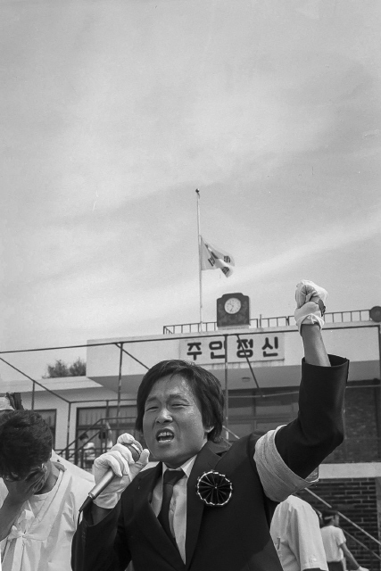 인권운동가 박래군씨가 1988년 6월 ‘광주학살 책임자 처벌’을 요구하며 분신한 동생 박래전씨의 영결식에서 추모사를 읽고 있다. 한겨레 자료사진.