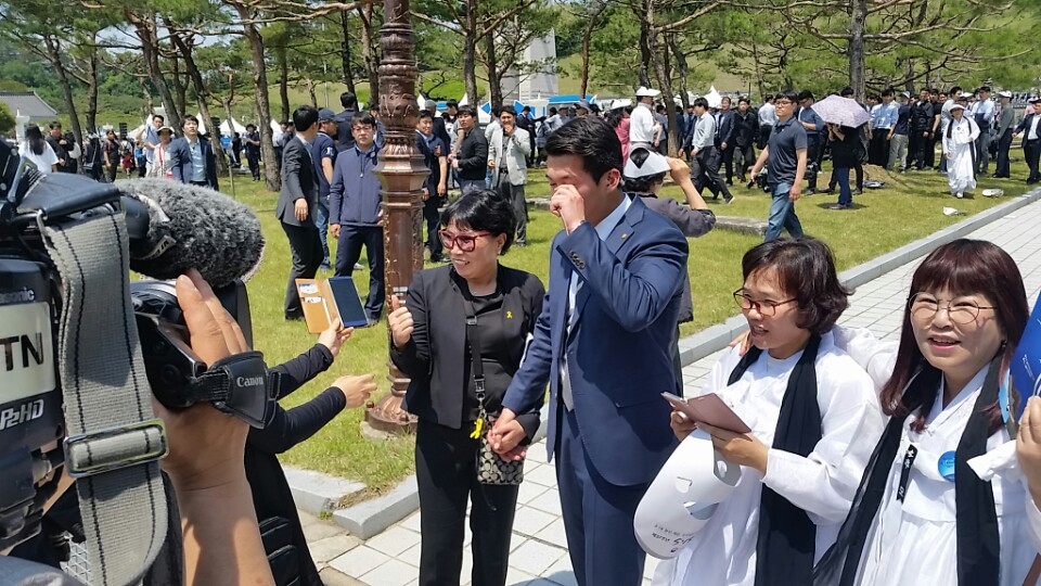 18일 오전 국립광주5·18민주묘지에서 제37돌 5·18민주화운동 기념식이 끝난 뒤 시민들이 경호원과 셀카를 찍고 있다.