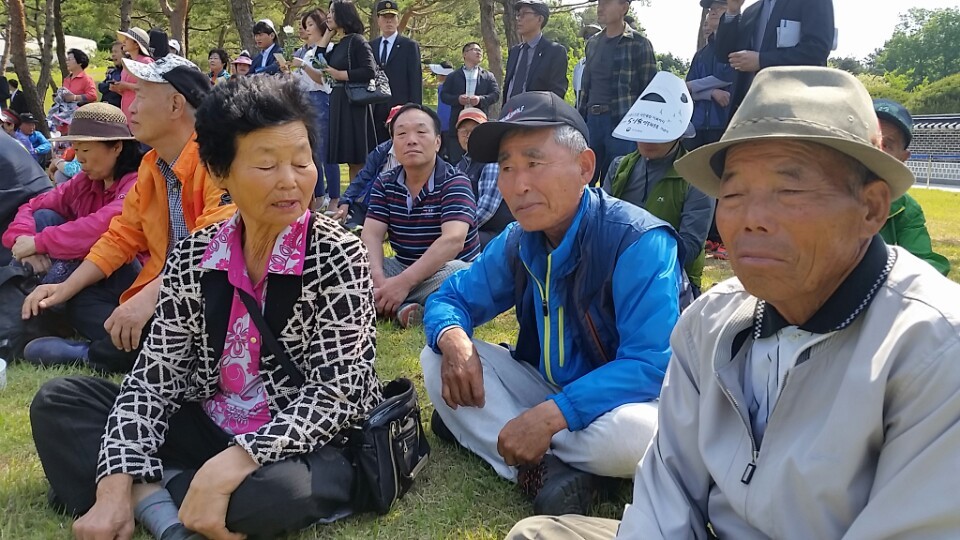 18일 오전 국립광주5·18민주묘지에서 제37돌 5·18민주화운동 기념식에 참석한 전남 담양 어르신들이 기념식을 지켜보고 있다.