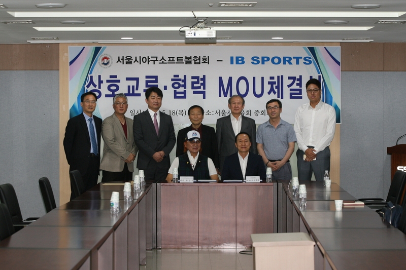 서울시야구소프트볼협회(SBSA, 회장 류창수)와 주식회사 아이비미디어넷(대표 김정환)은 18일 서울시체육회 대회의실에서 상호 이해 증진을 위한 업무협약을 맺었다. 아이비미디어넷 제공