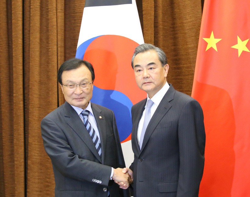 이해찬 중국특사(왼쪽)와 왕이 중국 외교부장이 18일 오후 중국 베이징 외교부에서 만나 악수하고 있다. 베이징/연합뉴스