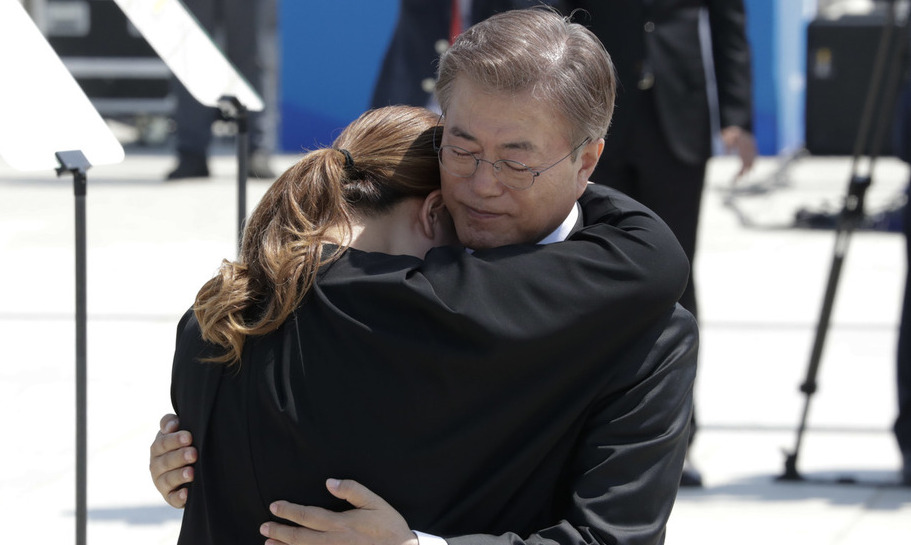 [오늘의 사진] 계엄군에 아버지 잃은 5·18둥이 위로하는 문대통령