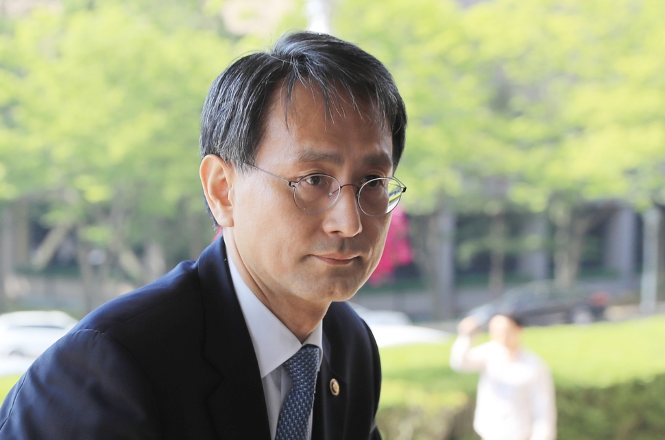 이창재 법무부 장관 대행이 19일 오전 경기도 과천시 법무부 청사로 출근하고 있다. 연합뉴스
