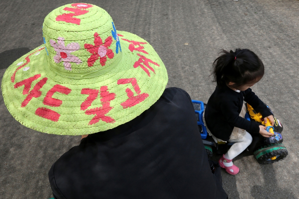 홍석현 대미 특사가 허버트 맥매스터 미국 백악관 국가안보보좌관을 만나 ‘고고도미사일방어체계(THAAD·사드) 배치와 관련해 국회 논의가 불가피하다’는 우리 쪽 입장을 전달했다. 문재인 대통령의 친서를 전달받은 도널드 트럼프 대통령은 “문 대통령과 함께 북핵 문제를 푸는 데 긴밀한 협조를 통해 어떤 결과물을 만들어 나가기를 기대한다”고 밝혔다. 5월의 초록을 대신해 사드 반대 펼침막이 온 마을을 덮은 경북 성주군 초전면 소성리 마을회관 앞 ‘평화캠프촌’에서는 오늘도 사드 반대 집회가 열리고 있다.  성주/강재훈 선임기자 khan@hani.co.kr