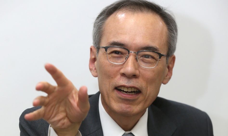 “아직도 다들 가로등 아래 맴돌며 열쇠 찾는 시늉만 하는 꼴”
