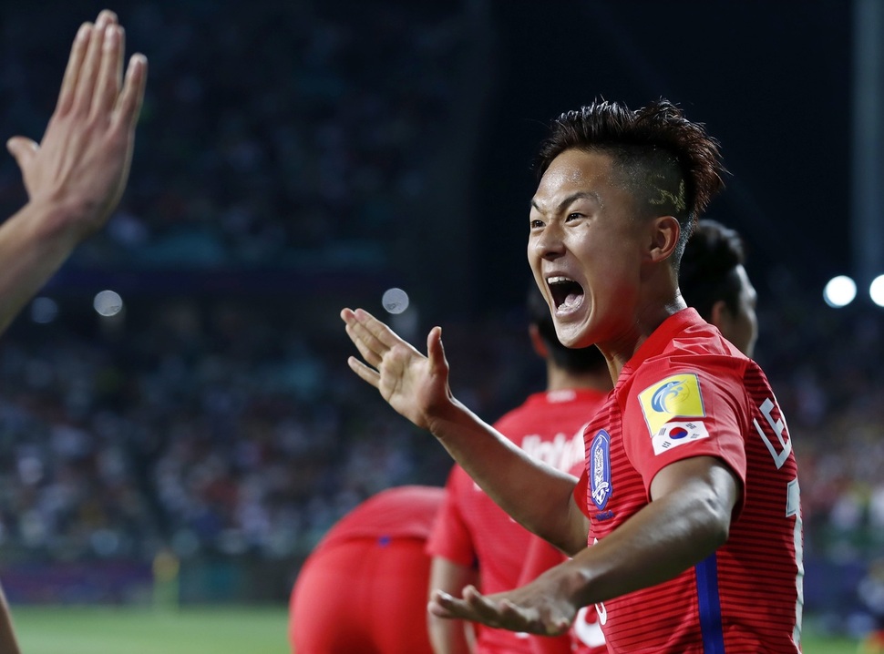 이승우가 20일 전주월드컵경기장에서 열린 2017 국제축구연맹(FIFA) 20살 월드컵 조별리그 A조 기니의 경기에서 백승호가 팀의 세번째 골을 넣자 기뻐하고 있다. 전주/연합뉴스
