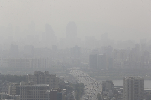 지난 5월8일 오전 황사와 미세먼지의 영향으로 뿌옇게 보이고 있는 서울 시내의 모습. 연합뉴스