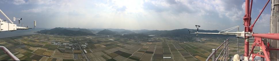 종합기상탑 300m 층계참에서 내려다본 득량면 일대. 좌우에 풍향계, 부유물질측정기, 시정계 등 기상장비들이 보인다.