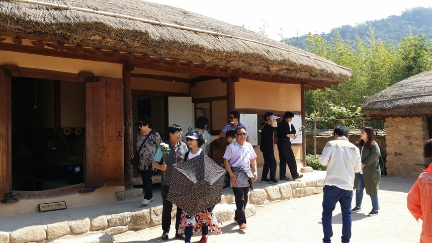 21일 경남 김해시 진영읍 봉하마을에 있는 노무현 대통령 생가를 찾은 시민 모습.