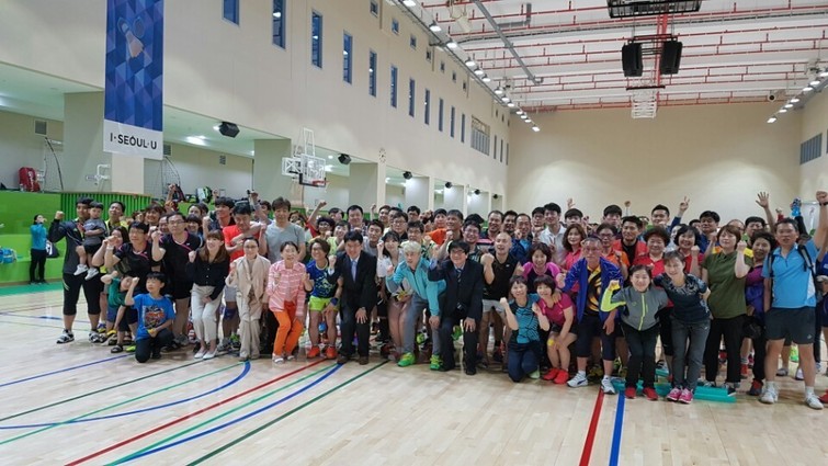지난 20일 개막식 뒤 100인의 여성체육인 이덕희 회장과 이수옥 부회장, 장철규 한겨레신문사 이사, 김정민 스포츠하니 대표, 배드민턴 올림픽 메달리스트인 이동수·이재진, 차윤숙 포천시청 배드민턴 감독, 안유진 배드민턴 코치, 그리고 대회 출전자들이 힘차게 파이팅을 외치고 있다. 스포츠하니 제공