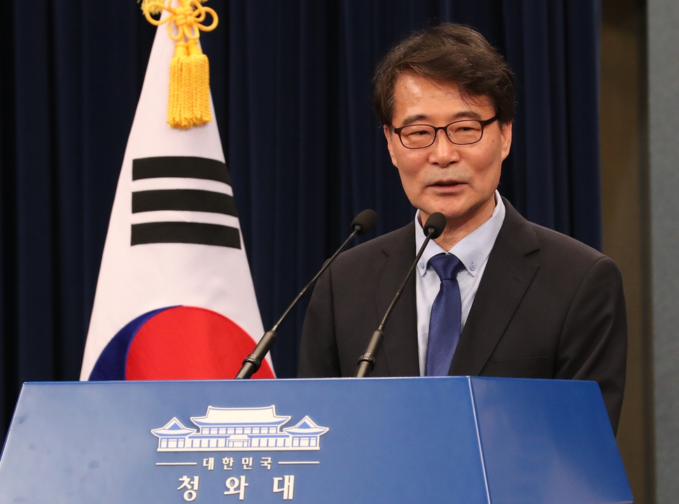 장하성 정책실장이 21일 청와대 춘추관 대브리핑실에서 인선 발표 이후 소감을 밝히고 있다.  연합뉴스