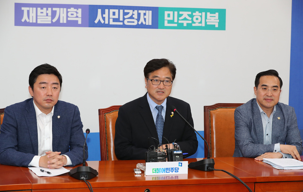 우원식 더불어민주당 원내대표(가운데)가 21일 오전 국회 당 원내대표실에서 원내 운영방향과 관련해 기자간담회를 하고 있다. 왼쪽은 강훈식 원내대변인, 오른쪽은 박홍근 원내수석부대표. 김태형 기자 xogud555@hani.co.kr