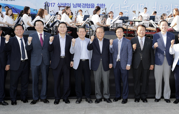 왼쪽부터 유동호 남북경협기업(대상대책본부) 본부장, 김형석 통일부 차관, 윤영준 현대건설 전무, 김경협 더불어민주당 의원, 정세현 한겨레통일문화재단 이사장, 김종구 한겨레신문 편집인, 신한용 개성공단기업협회장, 김남식 개성공업지구지원재단 이사장. 김명진 기자 littleprince@hani.co.kr