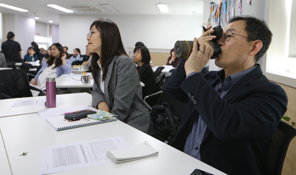 <한겨레> 미래팀 김정수 선임기자가 지난달 27일 오후 서울 영등포구 신길동 아이쿱소비자활동연합회 회의실에서 열린 '한겨레-자연드림 공동 바디버든 줄이기 캠페인' 체험단 사례 발표회에 참석해 다른 체험 참가자의 체험 사례를 들으며 물을 마시고 있다. 텀블러에 물 마신 횟수를 표시하려고 끼운 고무줄이 보인다. 물을 많이 마실수록 몸속 유해물질이 잘 배출된다. 김정효 기자 hyopd@hani.co.kr