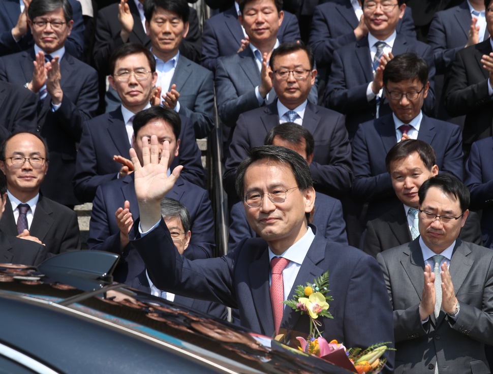 이창재 전 법무부 장관 권한 대행이 22일 오전 이임식을 마치고 과천 법무부 청사를 떠나며 작별인사를 하고 있다.  연합뉴스