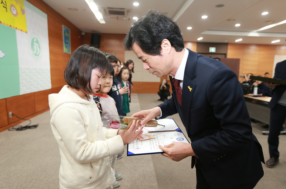 지난해 11월 전북도교육청 주최 글쓰기 공모전 시상식에서 이슬양이 김승환 교육감한테서 최우수상을 받고 있다. 전북교육청 제공